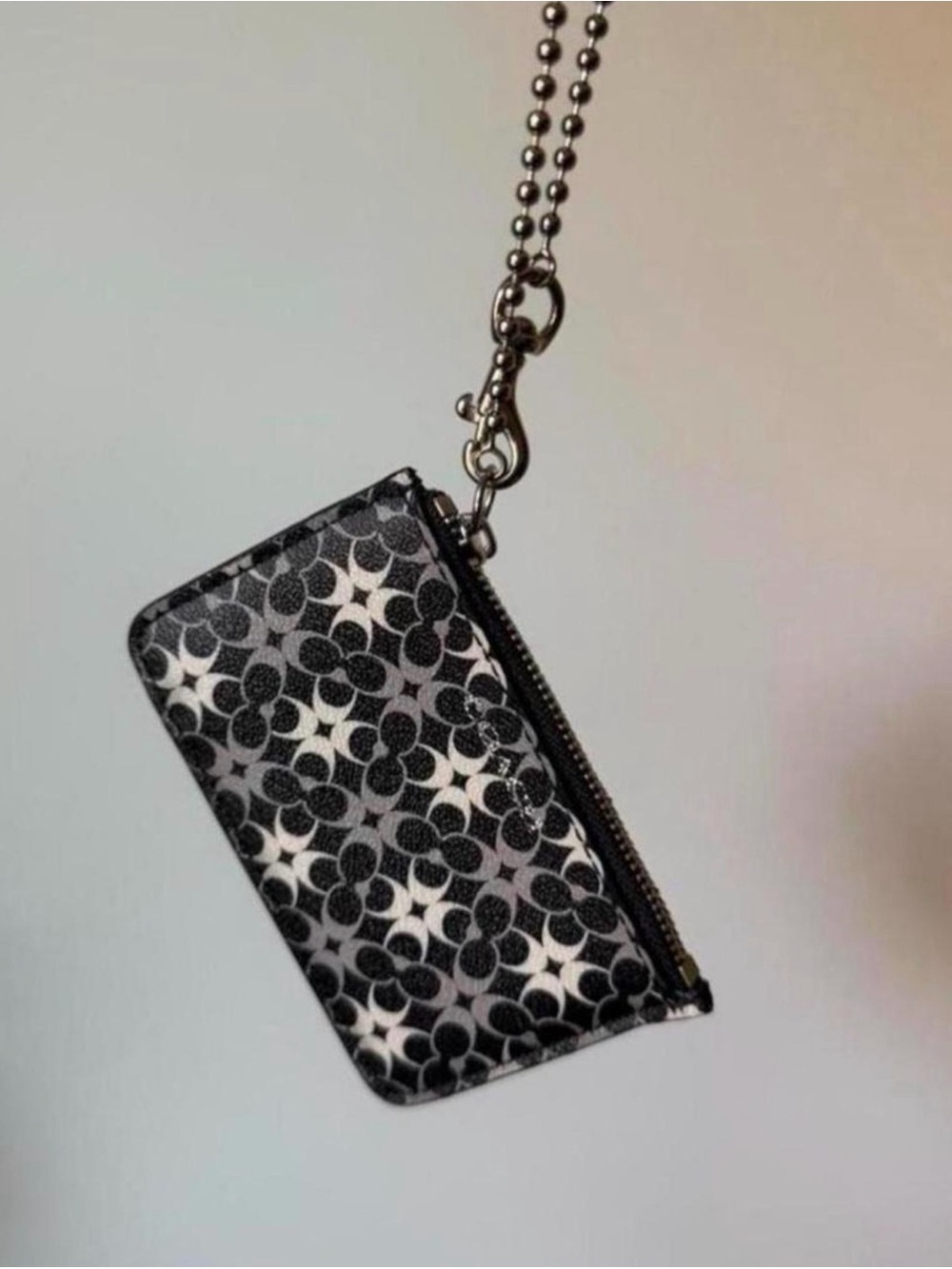 coach black & white signature pattern card holder with chain